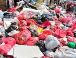 Sampah Bertebaran di Tepi Jalan Depok