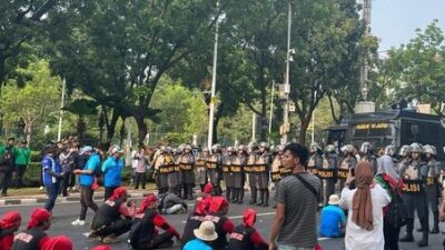 1.304 Aparat Turun Kawal Demo Buruh di Jakarta Hari Ini