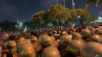 Polisi Tembak Gas Air Mata, Demonstran di DPR Balas Pakai Petasan