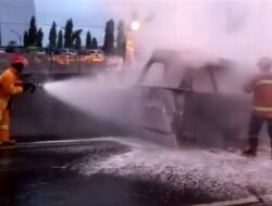Ricuh Demo di Makassar, Mobil Angkot Hangus Terbakar