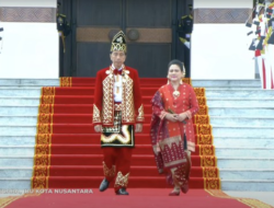 Jokowi Gunakan Baju Adat Banjar dalam Upacara Penurunan Bendera