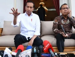 Saat Jokowi Berkemas Barang Pribadi Jelang Lengser, Pratikno Minta Batik