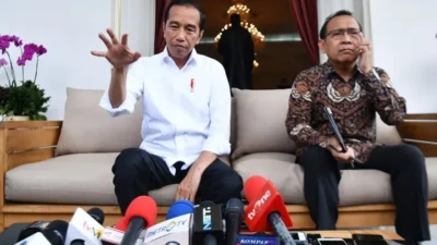 Saat Jokowi Berkemas Barang Pribadi Jelang Lengser, Pratikno Minta Batik