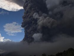 Gunung Lewotobi Semburkan Abu Setinggi 10 Km, Tim Pemantau Dievakuasi