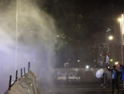 Massa Demo Masih Bertahan di Patung Kuda, Polisi Semprotkan Water Cannon