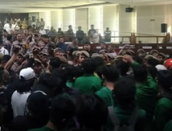 ANGGOTA DPRD Sumut Lari ‘Pontang-panting’ saat Mahasiswa Terobos Masuk Ruang Paripurna