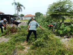 Antisipasi Banjir, Babinsa Koramil 02/Btc Gotong Royong di Kedaung Baru