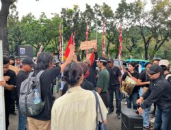 Warga Menteng Pulo II Gelar Aksi Unjuk Rasa di Balai Kota Jakarta, Tuntut Penghentian Penggusuran dan Pemenuhan Hak Hidup Layak
