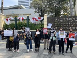 KontraS Gelar Aksi “Merawat Ingat” di Depan Kementerian Kebudayaan, Tolak Pemutihan Sejarah dan Gelar Pahlawan Soeharto