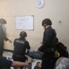 Warga Serahkan Koper Berisi Amunisi dan Senjata Api Milik WNA ke Polsek Pasar Minggu