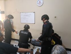 Warga Serahkan Koper Berisi Amunisi dan Senjata Api Milik WNA ke Polsek Pasar Minggu