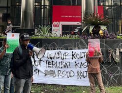 Wakil Bupati Kolaka Timur Dan Kadis Kominfo Kolaka Timur di demo di depan  KPK